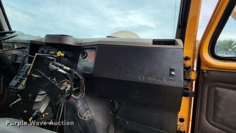 image for item JL9976 2002 International 4900  dump truck