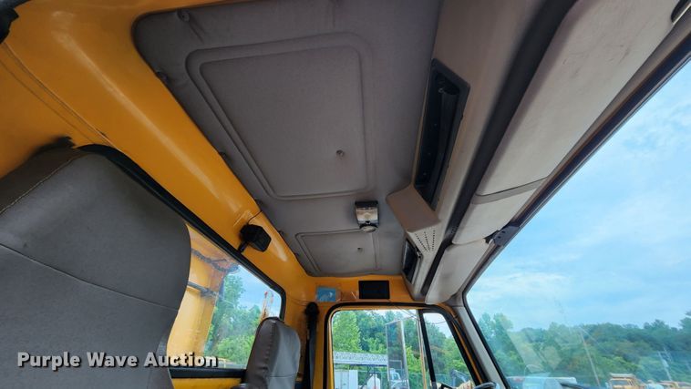 image for item JL9976 2002 International 4900  dump truck