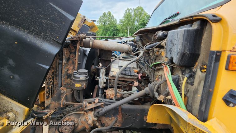 image for item JL9976 2002 International 4900  dump truck