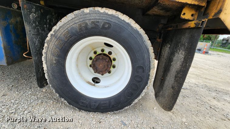 image for item JL9976 2002 International 4900  dump truck