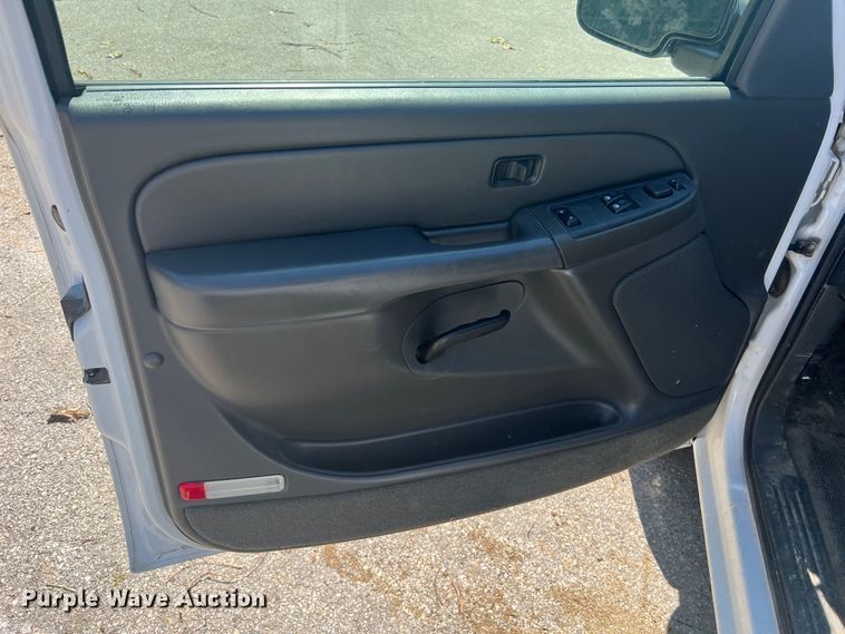 image for item JM9250 2005 Chevrolet Silverado 1500  Ext. Cab pickup truck