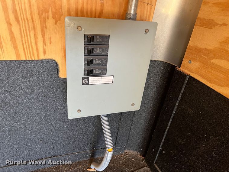 image for item JX9287 2005 Doolittle  enclosed cargo trailer