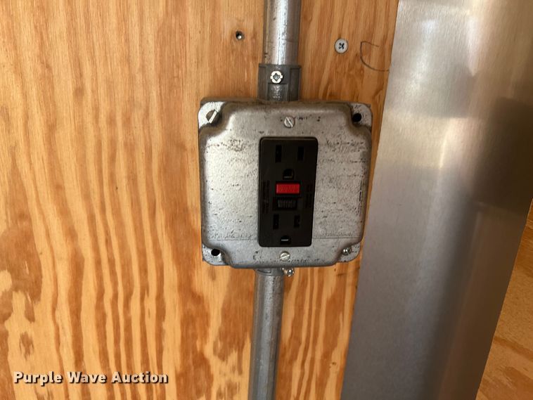 image for item JX9287 2005 Doolittle  enclosed cargo trailer