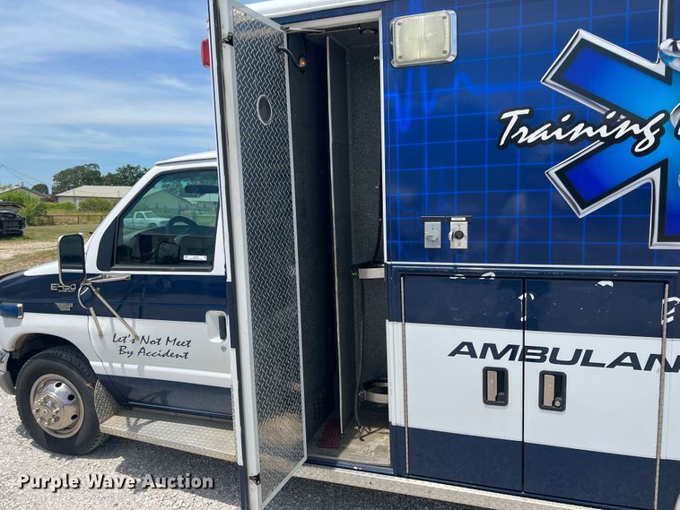 image for item JX9291 2001 Ford E450 Super Duty  ambulance