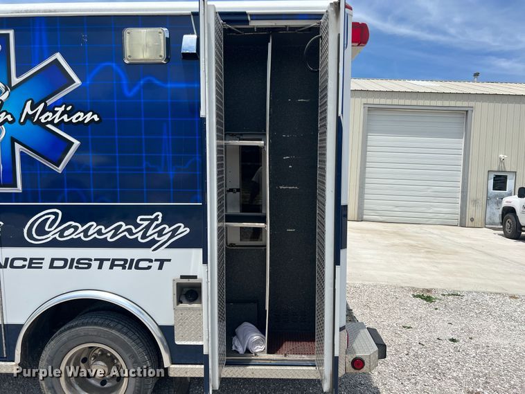 image for item JX9291 2001 Ford E450 Super Duty  ambulance