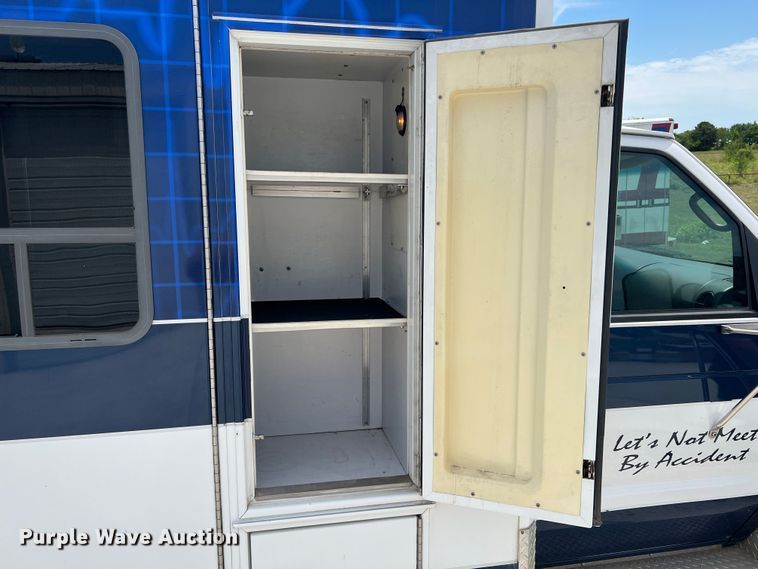 image for item JX9291 2001 Ford E450 Super Duty  ambulance