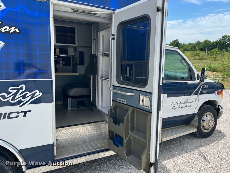 image for item JX9291 2001 Ford E450 Super Duty  ambulance