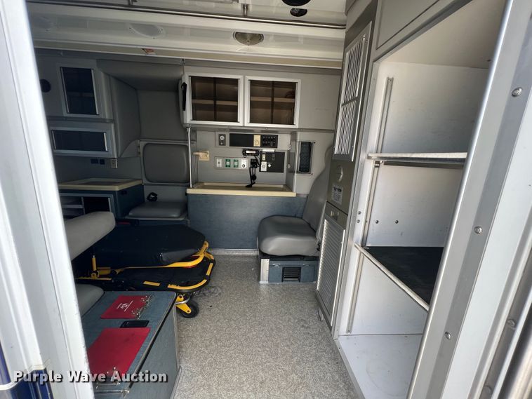 image for item JX9291 2001 Ford E450 Super Duty  ambulance