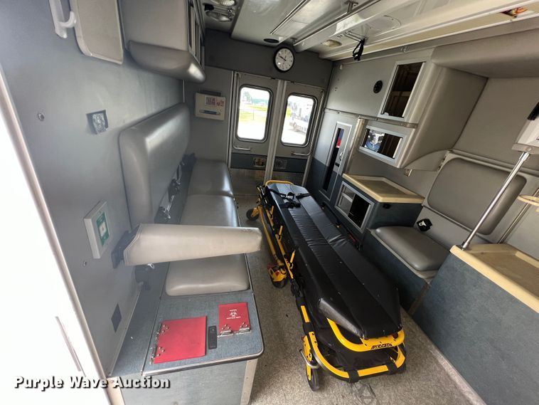 image for item JX9291 2001 Ford E450 Super Duty  ambulance