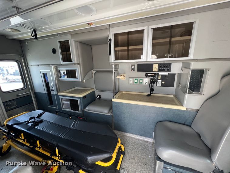 image for item JX9291 2001 Ford E450 Super Duty  ambulance