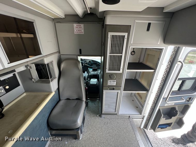 image for item JX9291 2001 Ford E450 Super Duty  ambulance