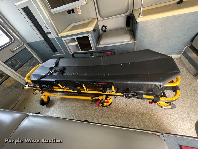 image for item JX9291 2001 Ford E450 Super Duty  ambulance