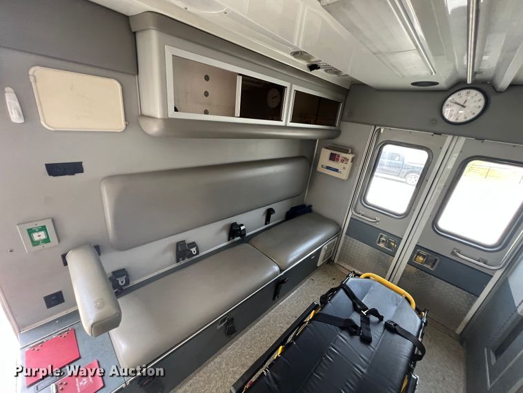 image for item JX9291 2001 Ford E450 Super Duty  ambulance
