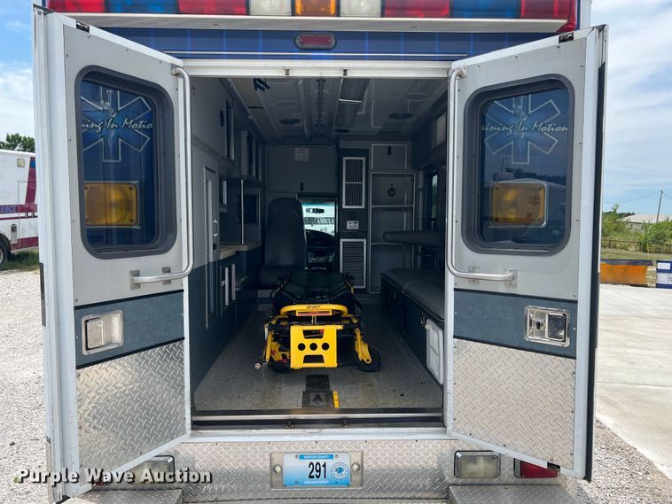 image for item JX9291 2001 Ford E450 Super Duty  ambulance