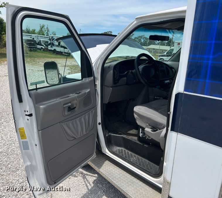 image for item JX9291 2001 Ford E450 Super Duty  ambulance