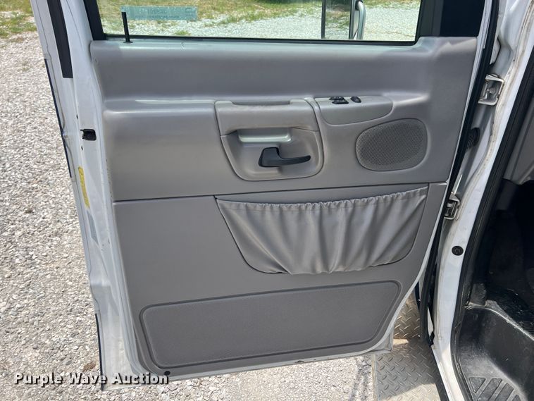 image for item JX9291 2001 Ford E450 Super Duty  ambulance