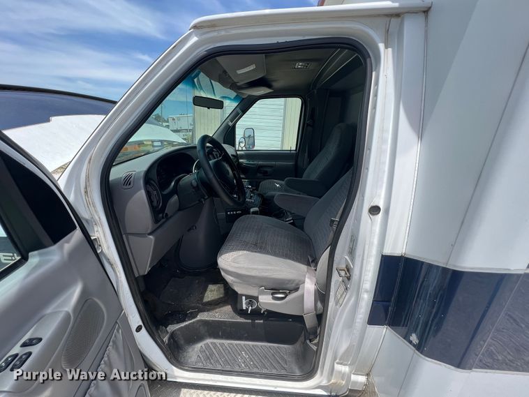 image for item JX9291 2001 Ford E450 Super Duty  ambulance