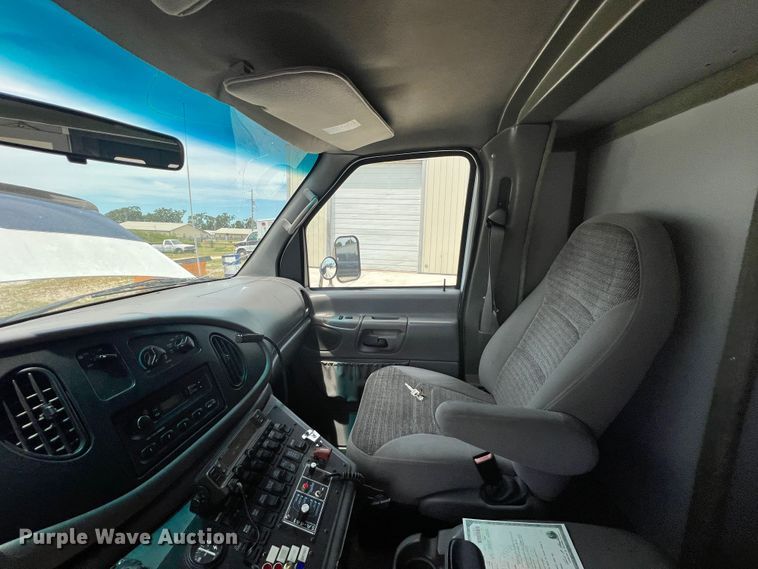 image for item JX9291 2001 Ford E450 Super Duty  ambulance