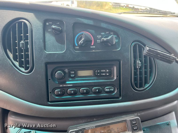 image for item JX9291 2001 Ford E450 Super Duty  ambulance