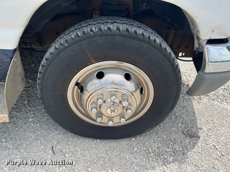 image for item JX9291 2001 Ford E450 Super Duty  ambulance