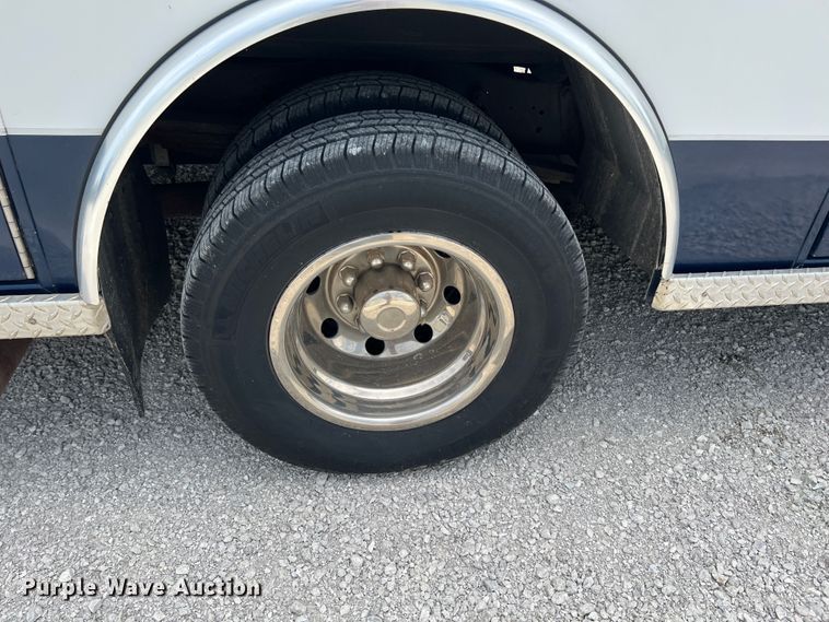 image for item JX9291 2001 Ford E450 Super Duty  ambulance