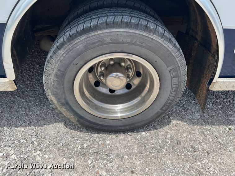 image for item JX9291 2001 Ford E450 Super Duty  ambulance