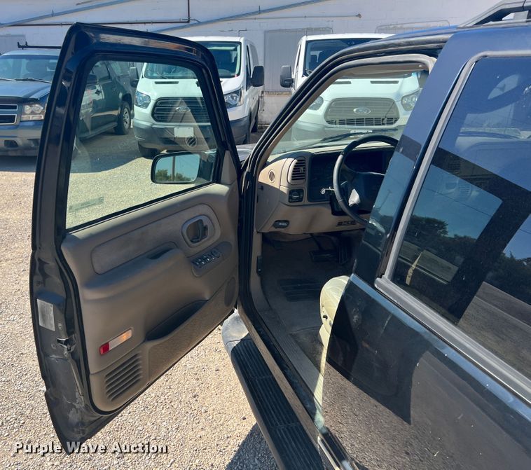 image for item JX9298 1999 Chevrolet Suburban 1500  SUV