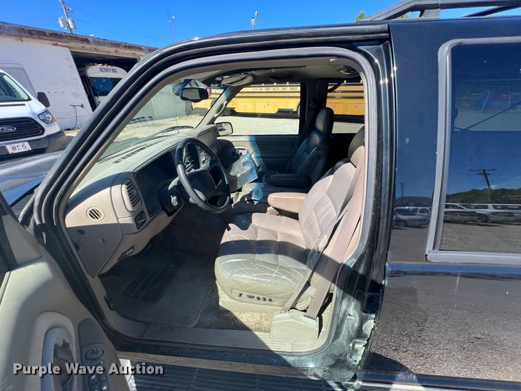 image for item JX9298 1999 Chevrolet Suburban 1500  SUV