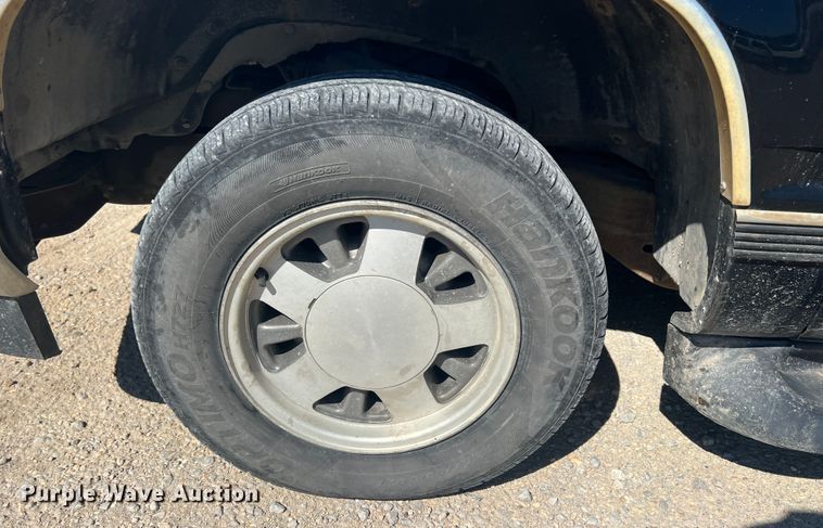 image for item JX9298 1999 Chevrolet Suburban 1500  SUV
