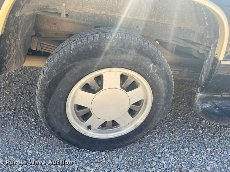 image for item JX9298 1999 Chevrolet Suburban 1500  SUV