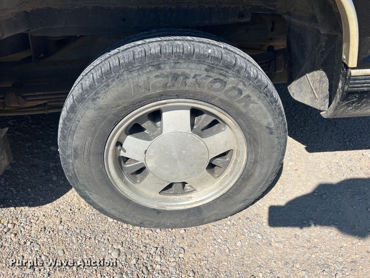 image for item JX9298 1999 Chevrolet Suburban 1500  SUV