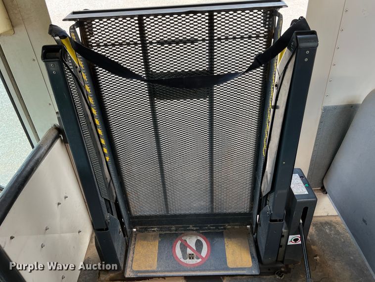 image for item LI9355 1999 International 3800  school bus