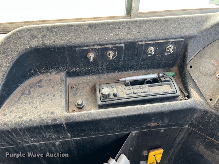 image for item LI9355 1999 International 3800  school bus