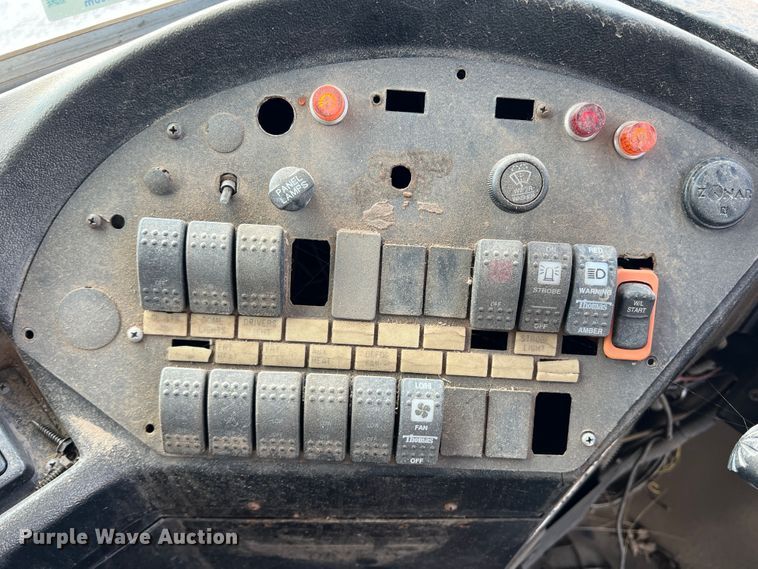 image for item LI9355 1999 International 3800  school bus