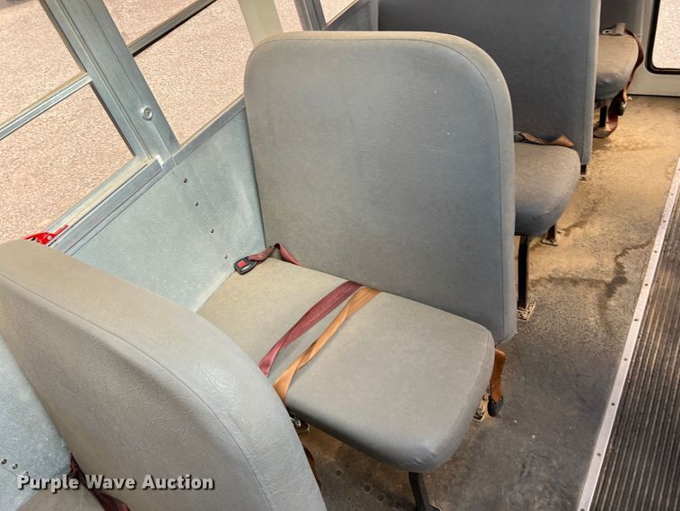 image for item LI9355 1999 International 3800  school bus