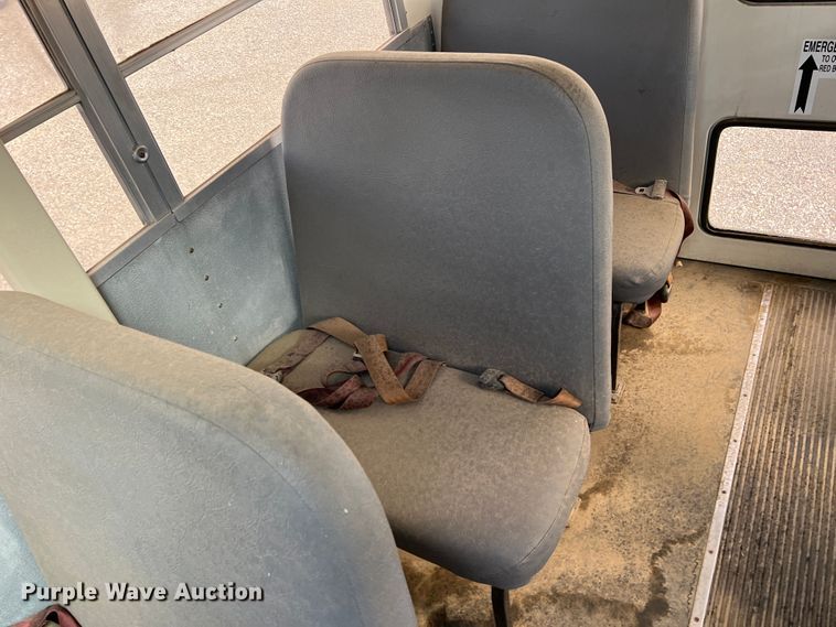 image for item LI9355 1999 International 3800  school bus