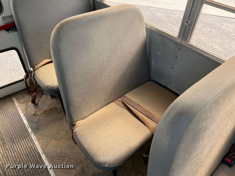 image for item LI9355 1999 International 3800  school bus