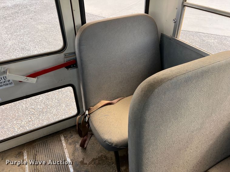 image for item LI9355 1999 International 3800  school bus