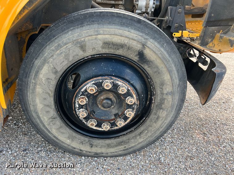 image for item LI9355 1999 International 3800  school bus