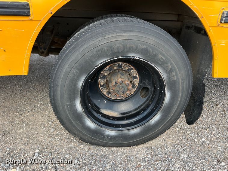 image for item LI9355 1999 International 3800  school bus