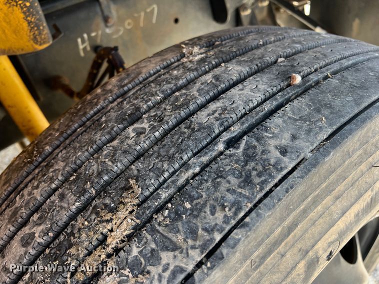 image for item LI9356 2001 Thomas  school bus