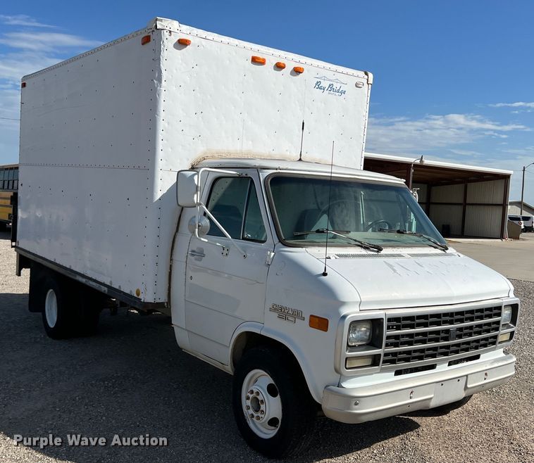 image for item LI9358 1992 Chevrolet G30  box truck