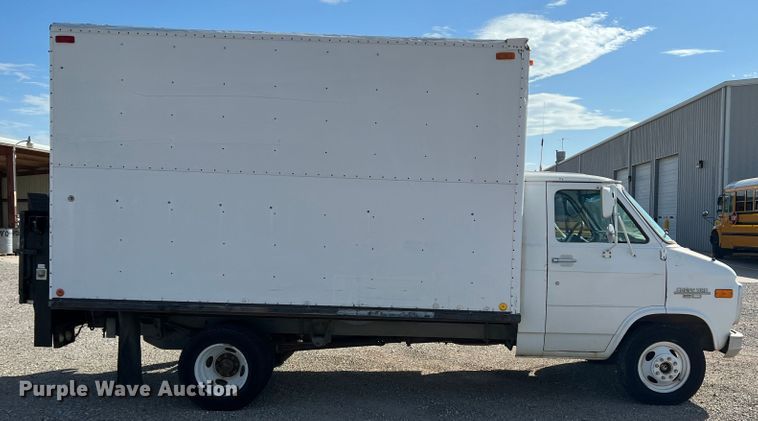 image for item LI9358 1992 Chevrolet G30  box truck