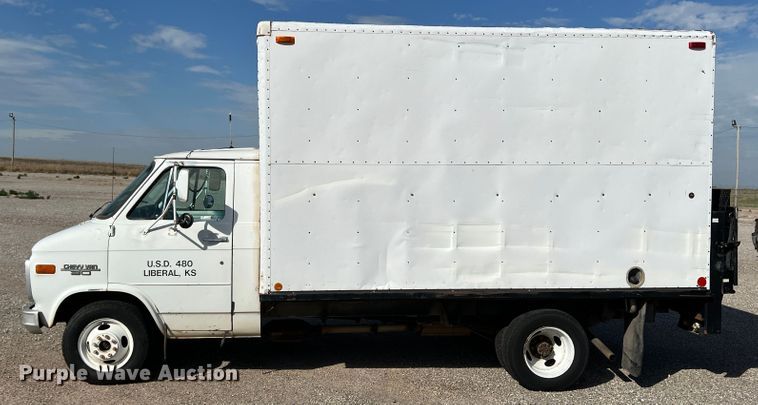 image for item LI9358 1992 Chevrolet G30  box truck