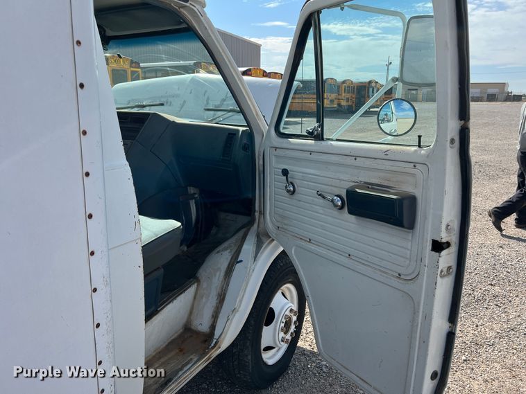 image for item LI9358 1992 Chevrolet G30  box truck