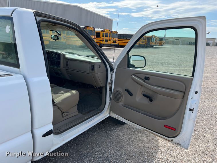 image for item LI9359 2005 GMC Sierra 1500  pickup truck