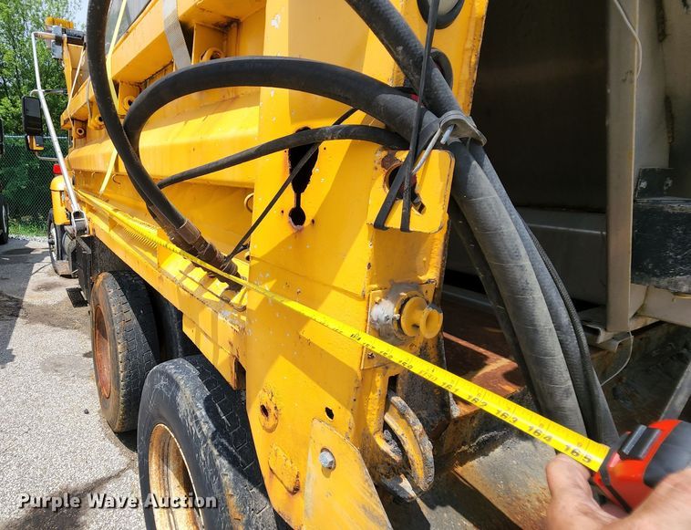 image for item LM9538 2006 International 7400  dump truck