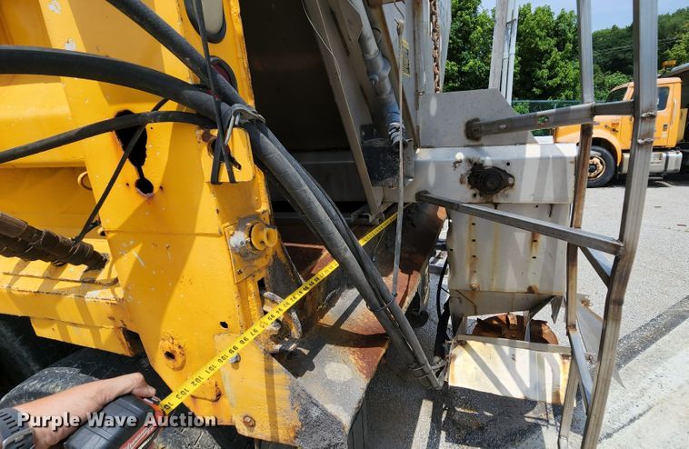 image for item LM9538 2006 International 7400  dump truck