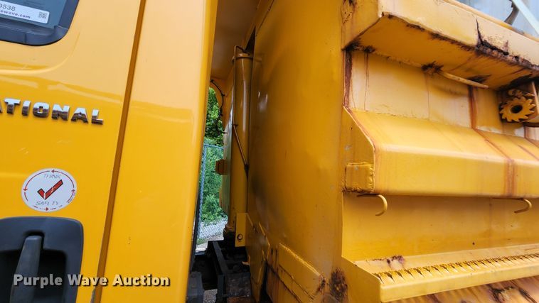 image for item LM9538 2006 International 7400  dump truck