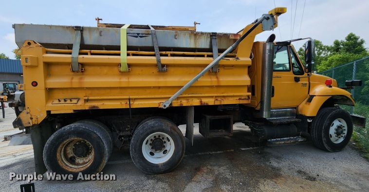 image for item LM9538 2006 International 7400  dump truck